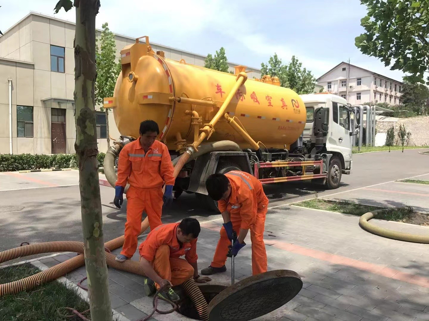 郊区管道疏通车停在窨井附近