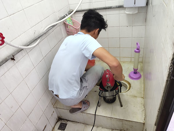 郊区管道堵塞冒臭气 专业师傅现场解决问题