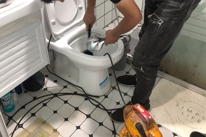 郊区马桶堵塞自己疏通还是找师傅？专业上门服务让你省时更省心